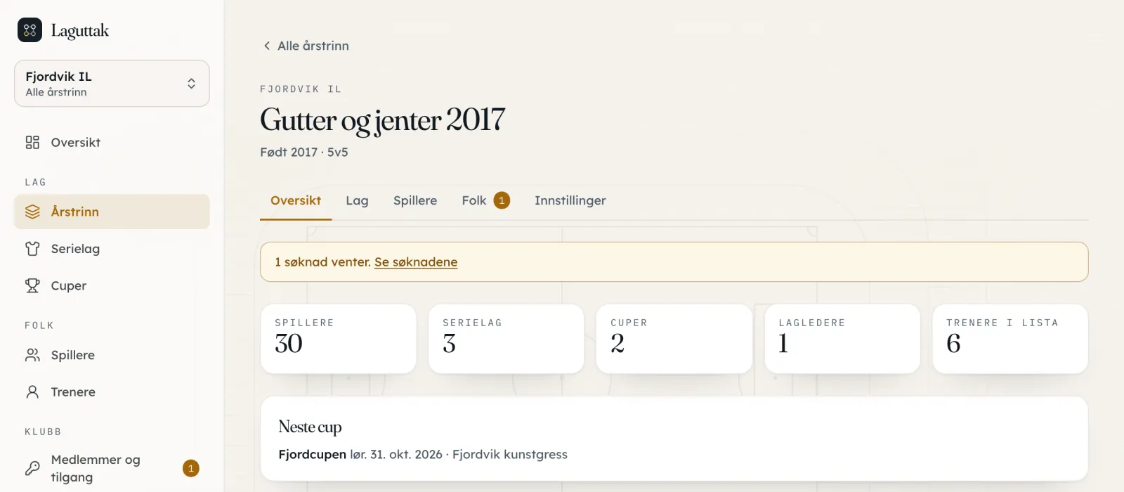 Ett årstrinn med faner for oversikt, lag, spillere, folk og innstillinger, og tall for spillere, serielag, cuper og trenere
